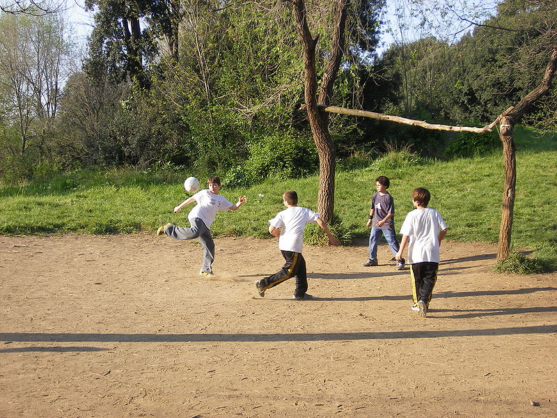 Barn spelar fotboll. Italien.